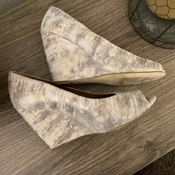 BCBGeneration Gold Silver Metallic Leather Claudia Wedge Peep Toe Shoe 7.5M - Picture 1 of 6